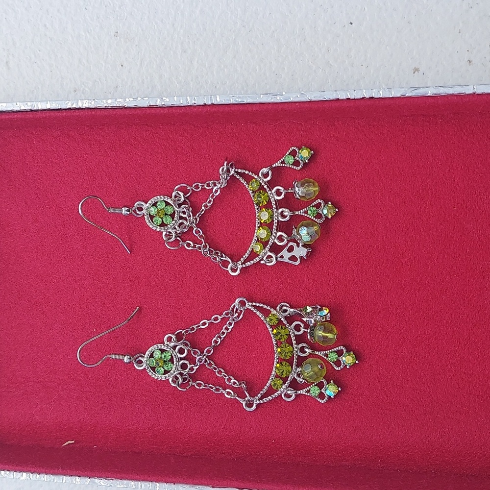 Silver and peridot look earrings